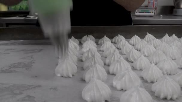 糕点主厨烘焙工 用装满蛋清奶油和糖的管道袋制作白色旋涡和旋涡锥形蛋卷 用于烘焙甜食4K片 — 图库视频影像