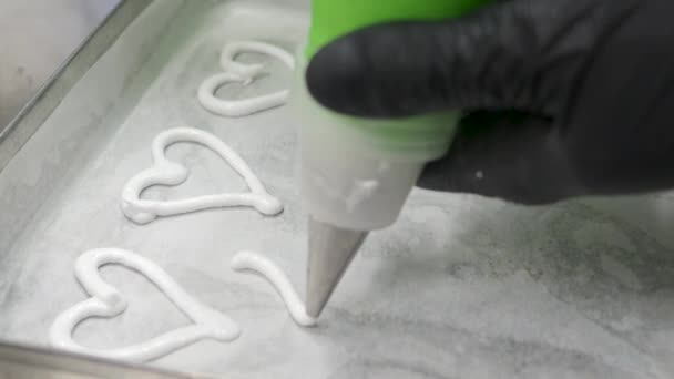 Pastry Chef Baker Artisan Making White Swirl Twirl Meringue Cones — 비디오