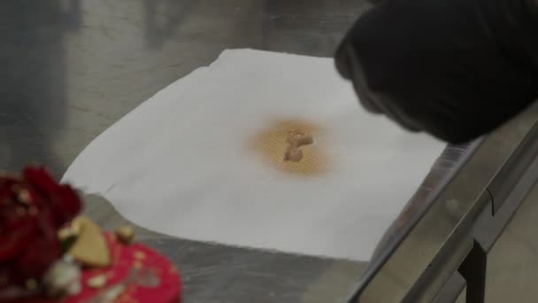 Koch Sprüht Goldfarbe Auf Schlüsselform Schokoladenkuchen Filmmaterial — Stockvideo