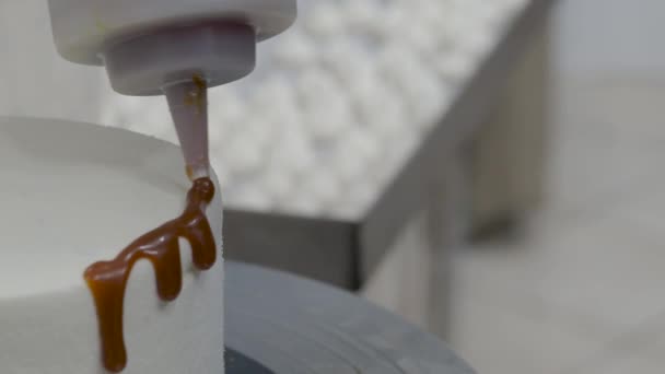Konditor Caterer Fertigstellung Eines Mooth Weißen Milchkuchens Mit Karamellsirup Tropft — Stockvideo