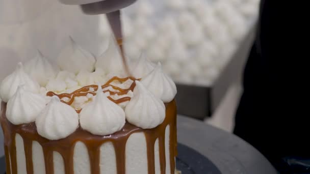 요리사가 서리를 케이크에 카라멜 시럽을 손으로 메렝게 영상을 만들었습니다 — 비디오