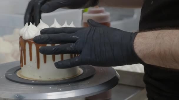 Traiteur Chef Pâtissier Finissant Gâteau Givré Blanc Dent Avec Sirop — Video
