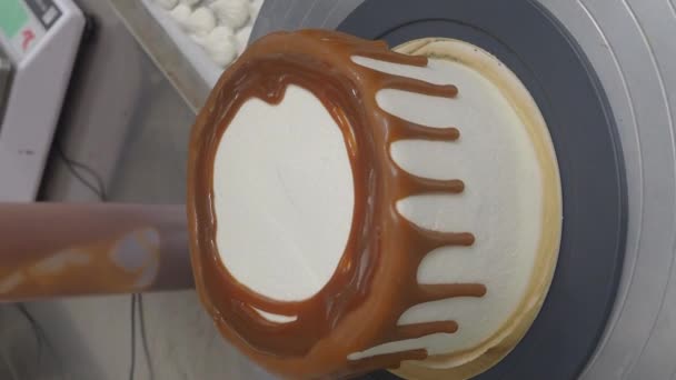 Cukiernik Catering Wykończenie Mooth Biały Lukier Ciasto Syropem Karmelowym Kapanie — Wideo stockowe
