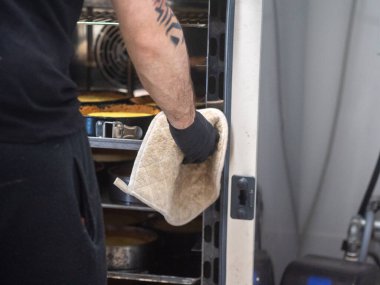 Paskalya pastası, üstünde konfeti çikolatası olan el yapımı kek grubu.