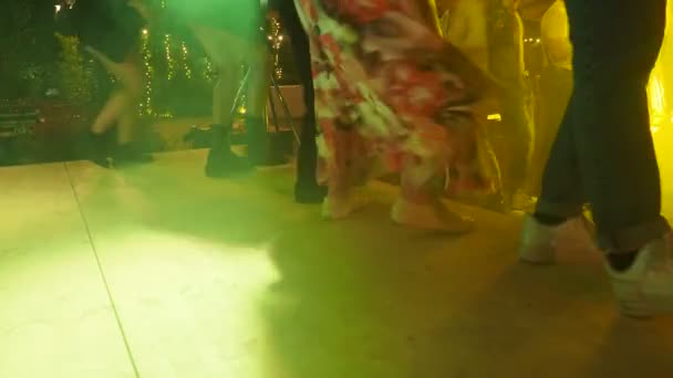 Ludzie Tańczący Nocy Detal Nóg Stóp Kolorowy Lekki Dyskotekowy Nastrój — Wideo stockowe