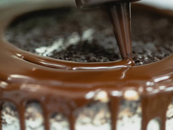 Cukrář Připravuje Čokoládový Zmrzlý Ledový Dort Sladkou Ovocnou Polevou Zlatými — Stock fotografie