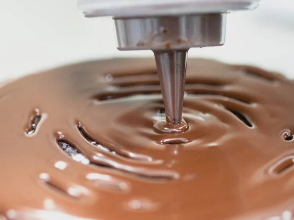 Cukrář Připravuje Čokoládový Zmrzlý Ledový Dort Sladkou Ovocnou Polevou Zlatými — Stock fotografie