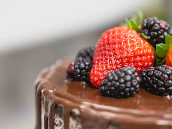 Cukiernik Przygotowuje Ciasto Polewane Polewą Czekoladową Polewą Polewową Słodkimi Owocami — Zdjęcie stockowe