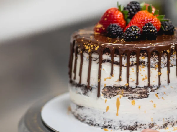 Ζαχαροπλάστης Ετοιμάζει Κέικ Παγωμένου Σοκολάτας Επικάλυψη Γλυκού Φρούτου Και Χρυσές — Φωτογραφία Αρχείου