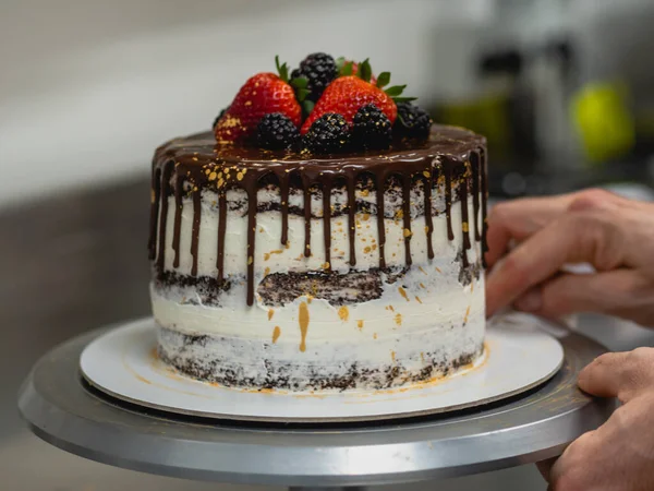 Pasticcere Preparare Una Torta Glassata Glassata Cioccolato Con Topping Frutta — Foto Stock