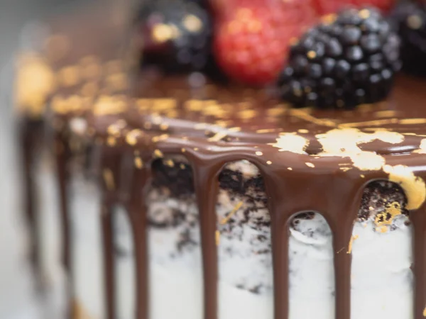 Pâtissier Préparant Gâteau Glacé Chocolat Avec Garniture Fruits Sucrés Coups — Photo