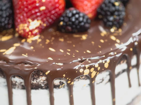 糕点厨师用甜果皮和金刷笔画制作巧克力糖霜滴冰杯蛋糕 — 图库照片