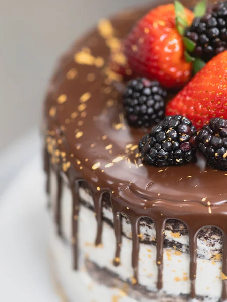 Cukrász Készít Egy Csokoládé Cukormázas Cukormáz Csésze Torta Édes Gyümölcs — Stock Fotó