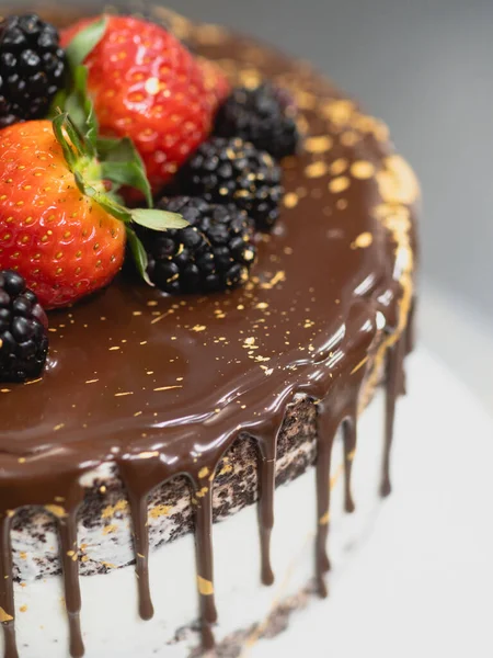 초콜릿 거품이 초콜릿 케이크를 준비하고 제과점 요리사와 로싱을 곁들인 케이크 — 스톡 사진