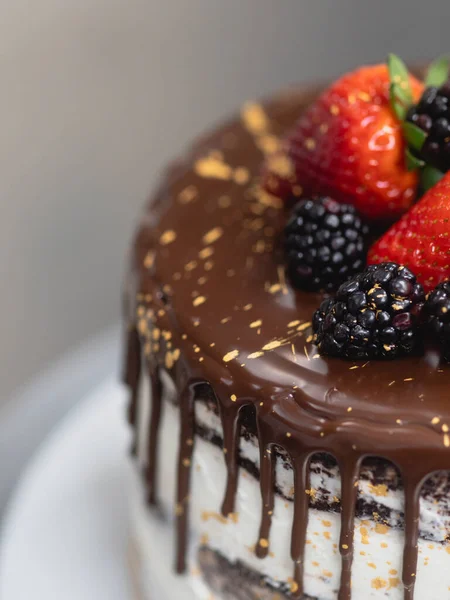 Cukrász Készít Egy Csokoládé Cukormázas Cukormáz Csésze Torta Édes Gyümölcs — Stock Fotó