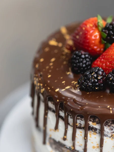 Ζαχαροπλάστης Ετοιμάζει Κέικ Παγωμένου Σοκολάτας Επικάλυψη Γλυκού Φρούτου Και Χρυσές — Φωτογραφία Αρχείου