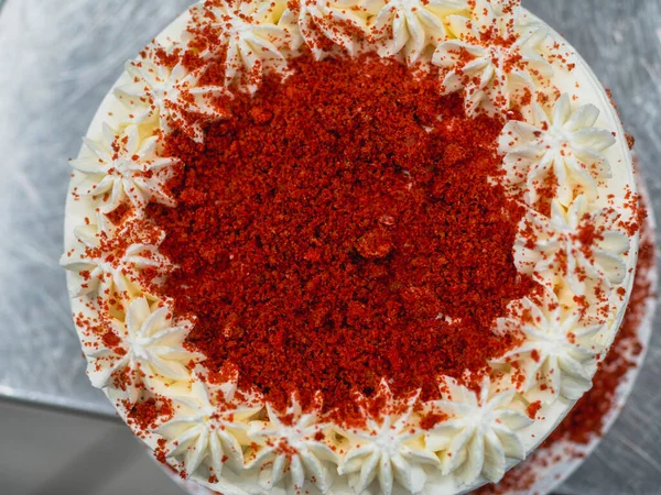 Kırmızı kadife kaplı kremalı kek hazırlıyorum. Mutfağı süslüyor.