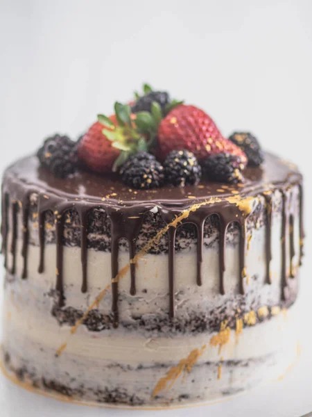Studio Shot Chocolate Frosted Dripped Icing Cup Cake Sweet Fruit — Foto de Stock
