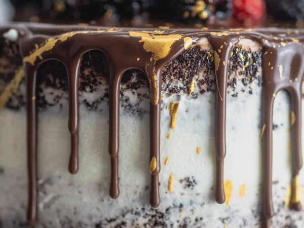 Студійний Знімок Шоколадного Матового Торта Глазур Солодким Фруктовим Топінгом Золотими — стокове фото