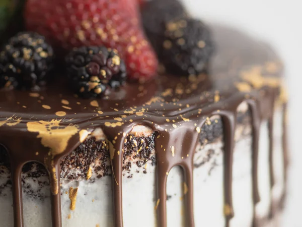 Studio Shot Chocolate Frosted Dripped Cup Cake Επικάλυψη Γλυκών Φρούτων — Φωτογραφία Αρχείου