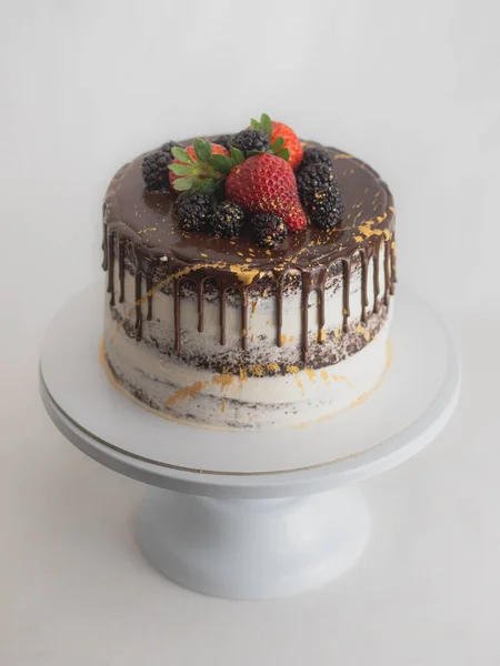 工作室拍摄的巧克力糖霜滴冰杯蛋糕 配以甜果皮和金刷笔触 — 图库照片