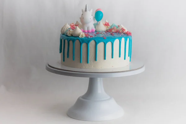 Студийный Снимок Шоколадного Глазурованного Синего Капельным Глазурью Белого Торта Единорога — стоковое фото