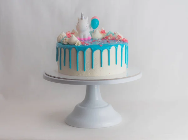 Studio Shot Chocolate Frosted Blue Dripped Icing White Cup Cake — Foto de Stock