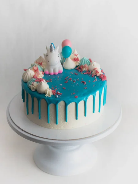 Studioaufnahme Von Schokolade Gefrostet Blau Tröpfchenweise Weiße Tasse Kuchen Einhorn — Stockfoto