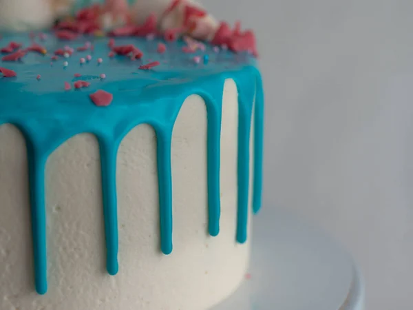 Студійний Знімок Шоколадного Матового Синього Крапельного Глазурування Білого Чашка Торта — стокове фото