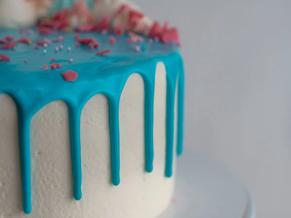 工作室拍摄的巧克力霜冻蓝滴雪白的杯子蛋糕 独角兽 蛋白和洒在顶部 — 图库照片