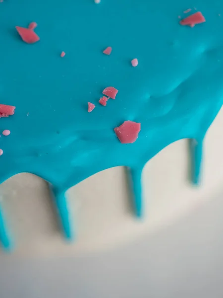 チョコレートのスタジオショット白いカップケーキ ユニコーン メレンゲとスプリンクルを上に滴下青 — ストック写真