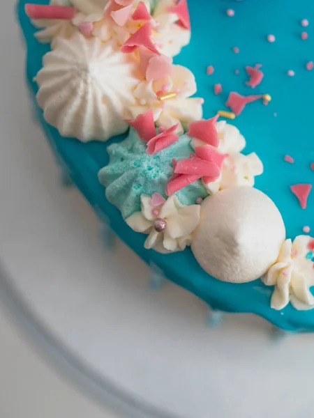 Студійний Знімок Шоколадного Матового Синього Крапельного Глазурування Білого Чашка Торта — стокове фото