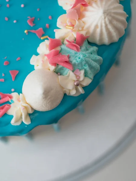 チョコレートのスタジオショット白いカップケーキ ユニコーン メレンゲとスプリンクルを上に滴下青 — ストック写真