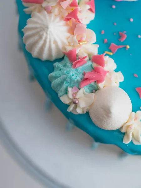 工作室拍摄的巧克力霜冻蓝滴雪白的杯子蛋糕 独角兽 蛋白和洒在顶部 — 图库照片