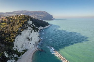 Le Marche bölgesindeki Adriyatik Denizi sahili, Conero Mount, İtalya ve Europa 'nın insansız hava aracı görüntüsü