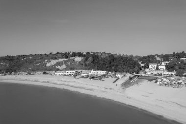 Le Marche bölgesindeki Adriyatik Denizi sahili, Conero Mount, İtalya ve Europa 'nın insansız hava aracı görüntüsü