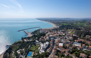 Le Marche bölgesindeki Adriyatik Denizi sahili, Conero Mount, İtalya ve Europa 'nın insansız hava aracı görüntüsü