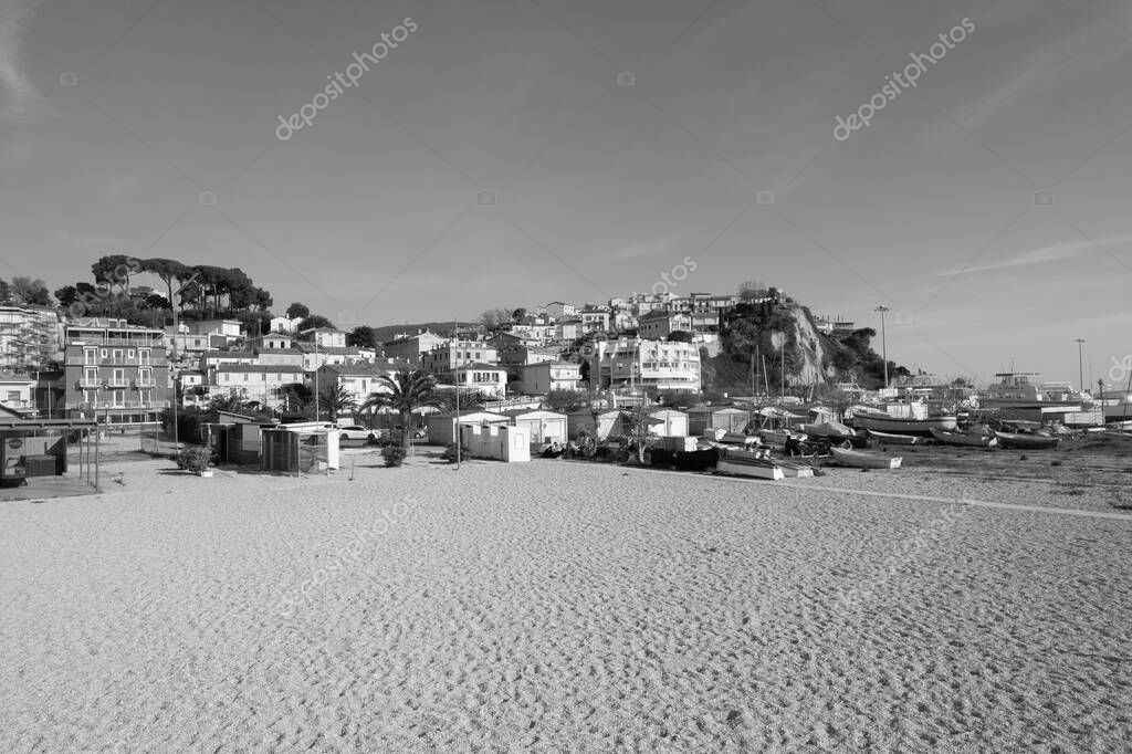 Vista aérea de la ciudad de Numana, Monte Conero, Playa del mar