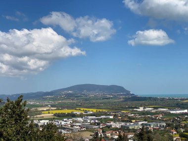 Loreto, Le Marche, İtalya 'dan Conero Dağı ve Riviera yakınlarındaki Camerano köyünün manzarası