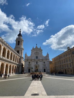 Loreto, İtalya - Nisan 2023 Kutsal Ev Bazilikası, İtalya 'nın Marche kentindeki Ancona eyaletindeki Katolik kutsal yeri.