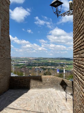 Loreto, Le Marche, İtalya 'dan Conero Dağı ve Riviera yakınlarındaki Camerano köyünün manzarası