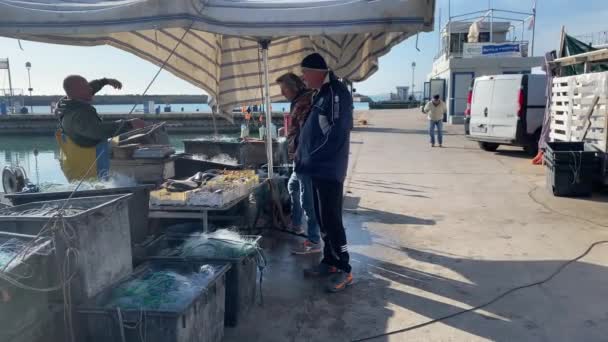 意大利努曼 2023年4月7日清晨 在港口码头市场上出售淡水鱼的渔民 — 图库视频影像