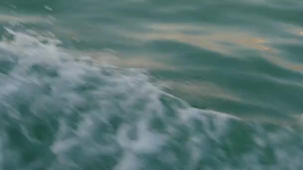 Velocidade Barco Gerando Trilha Velório Pulverização Água Imagens Superfície Mar — Vídeo de Stock