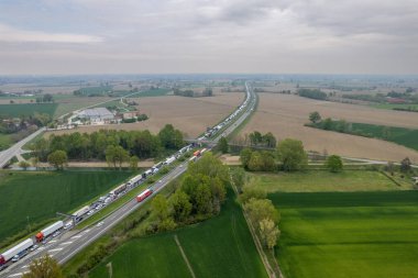 Piacenza, İtalya - 13 Nisan 2023 Piacenza yakınlarındaki Oto Tramvay İstasyonu 'nda trafik sıkışıklığı