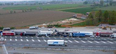 Piacenza, İtalya - 13 Nisan 2023 Piacenza yakınlarındaki Oto Tramvay İstasyonu 'nda trafik sıkışıklığı