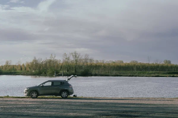 Літня Подорож Автомобілем Моря Пікнік Березі Кросовер Suv Jeep Припаркований — стокове фото