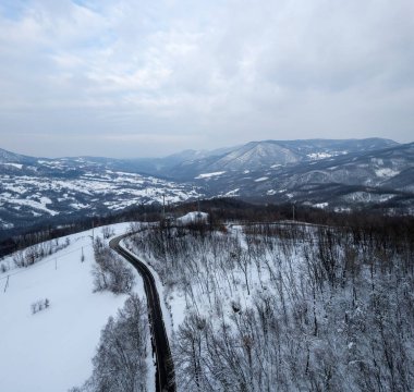 Karlı dağ kış manzaralı Vezzolacca, Emilia Romagna, İtalya