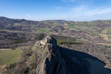 Pietra Perduca 'nın hava manzarası, St Anna Kilisesi, Trebbia Vadisi manzarası, Travo, Piacenza İtalya