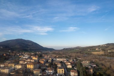 Travo Köyü, Trebbia Nehri, Vadi manzarası, gün batımında Piacenza İtalya manzarası