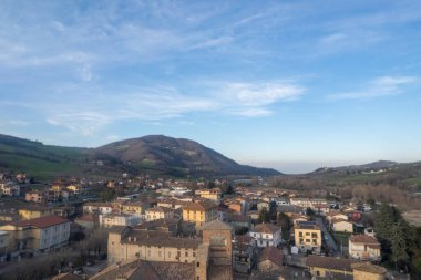 Travo Köyü, Trebbia Nehri, Vadi manzarası, gün batımında Piacenza İtalya manzarası